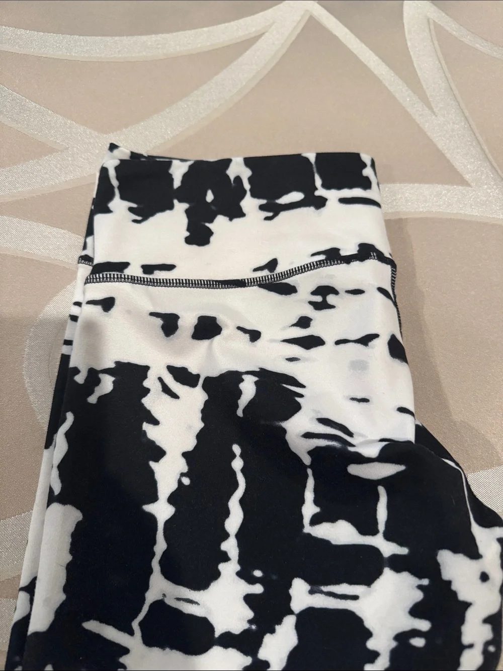 ALO Yoga Black & White Tie-Dye Leggings - Picture 2 of 5